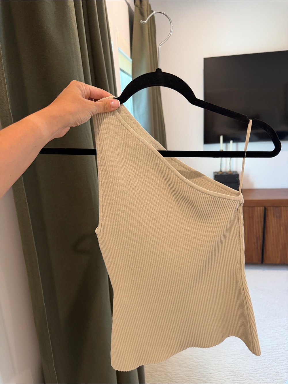 aritzia One-Shoulder Ribbed Tank Top - Picture 3 of 3